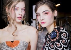 使用Dior迪奥眼线勾勒 下眼