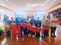 孩子们则全神贯注地听讲