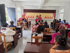 <b>传递党和政府及社会各界的关怀</b>