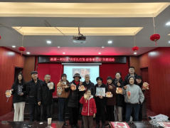 脸上洋溢着幸福笑容