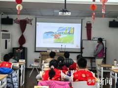 再点缀明黄色线条；还有的将“春”“福”字样