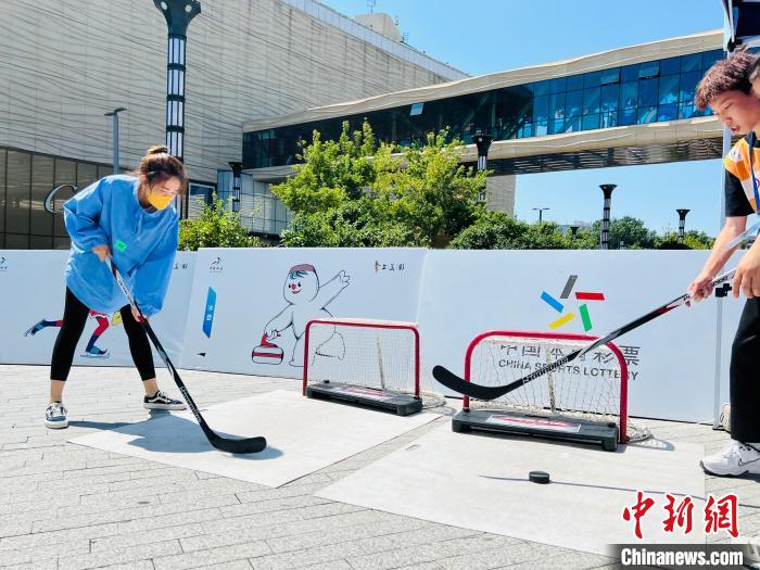 中国冰雪大篷车驶入哈尔滨冰城 火炬签名留影点