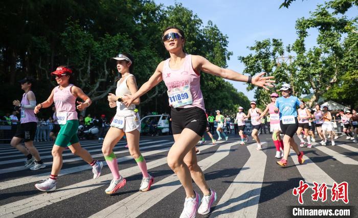 在母亲节温柔气息中，杭州女子半程马拉松以奔