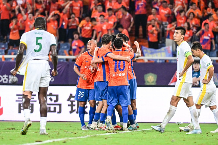 京鲁大战再现高比分对决 山东泰山与北京国安交