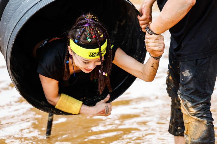 深圳首次亮相强悍泥人障碍挑战 团队协作与趣味