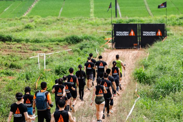 深圳首次亮相强悍泥人障碍挑战 团队协作与趣味