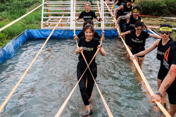 深圳首次亮相强悍泥人障碍挑战 团队协作与趣味