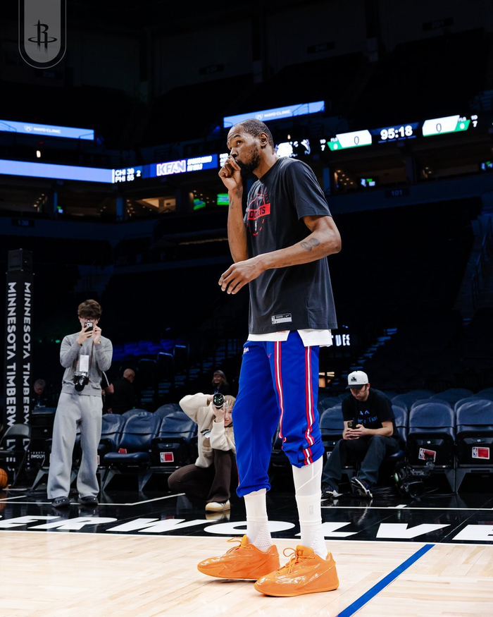 火箭首节落后森林狼 全队拼抢引爆赛场气氛