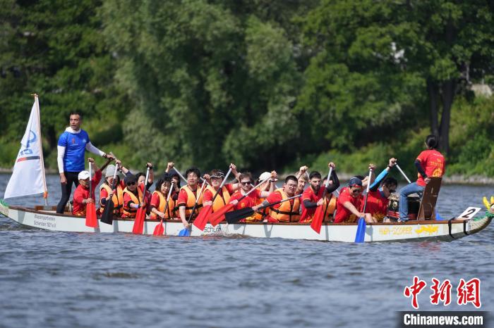 荆州龙舟队亮相法兰克福国际龙舟节 携手多国选