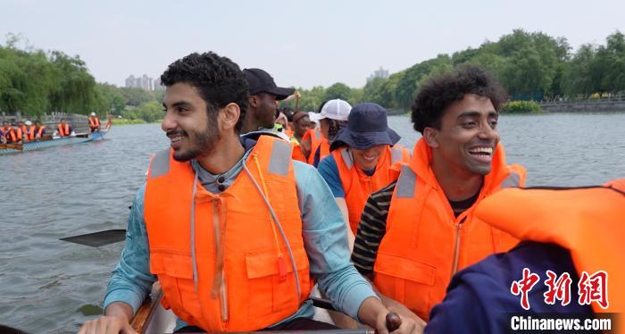 荆州龙舟队亮相法兰克福国际龙舟节 携手多国选